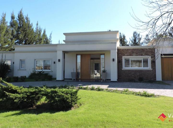 Casa · 306m² · 6 Ambientes · 2 Cocheras