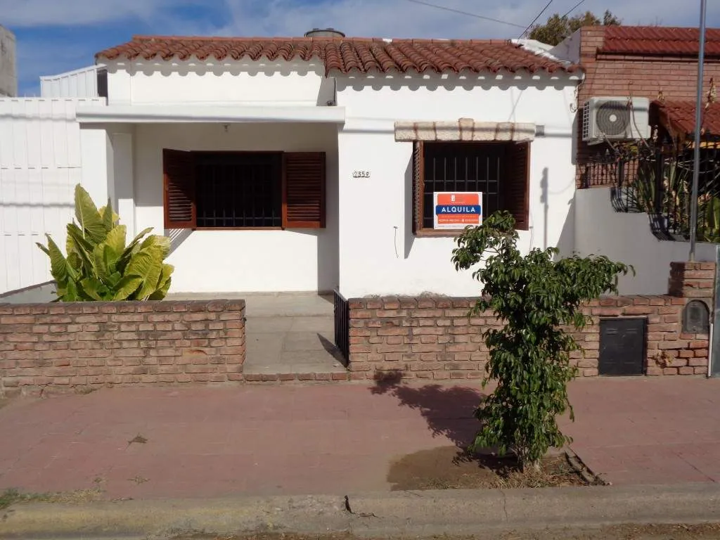 Barrio Villa Cabrera - Casa de 2 Dormitorios, Amplia y Luminosa con Patio y Jard...