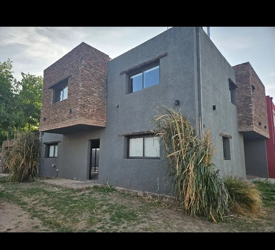 Alquilo casa de 3 dormitorios patio y pile en Campo de Vuelo etapa II