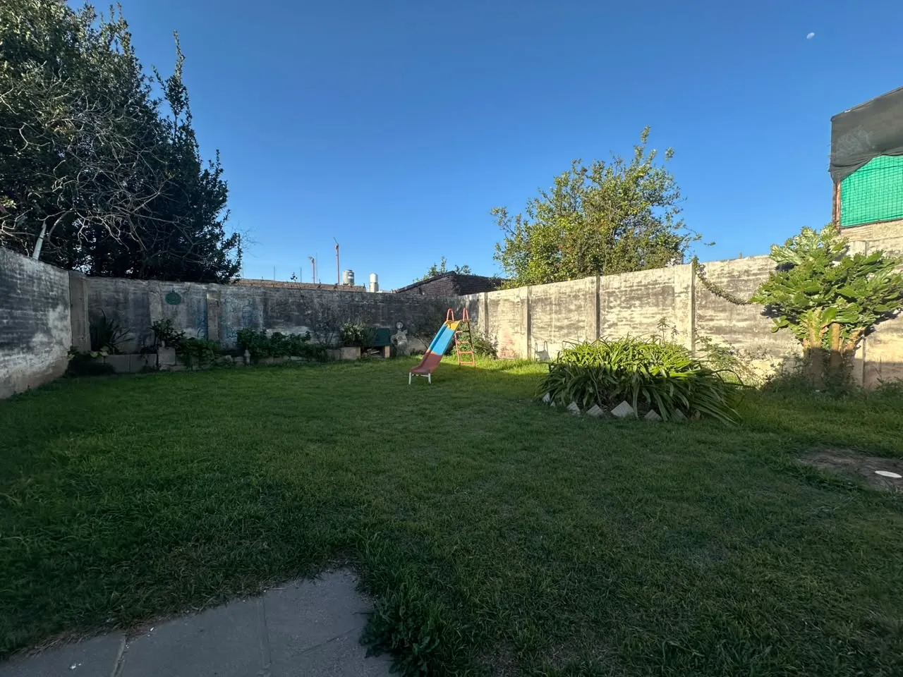 Preciosa Casa con Tremendo Patio!
