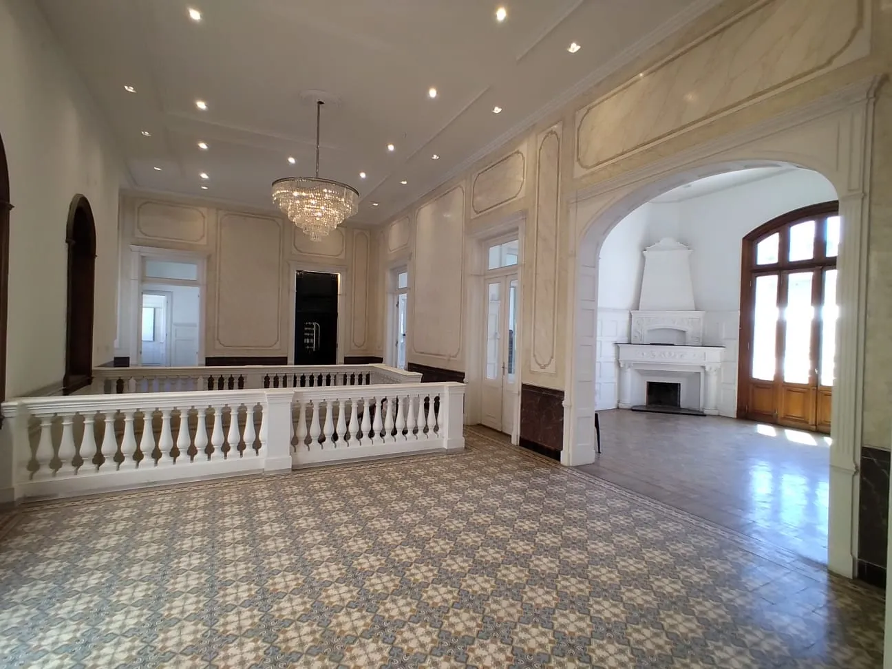 CASONA COLONIAL - REMODELADA - MAS DE 12 AMBIENTES - PLENO CENTRO