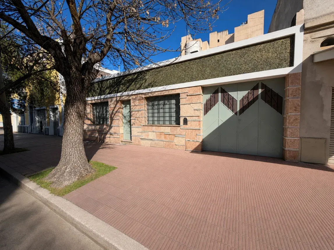 CASA ALTA CORDOBA 2 DORMI APTA CREDITO COCHERA DOBLE PATIO C ASADOR TERRAZA VENTA