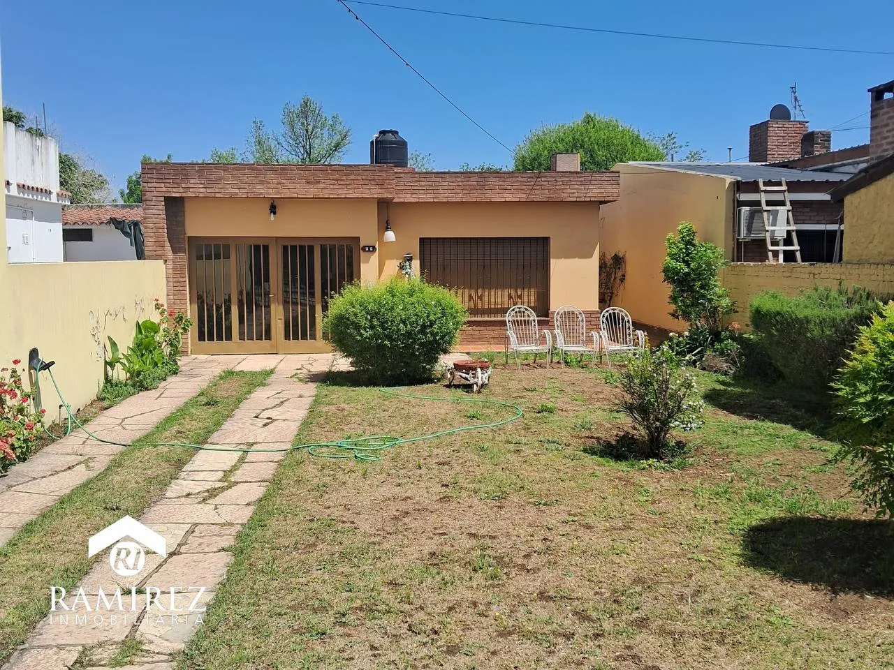 HERMOSA CASA EN VENTA EN PLENO CENTRO DE SANTA ROSA DE CALAMUCHITA - CORDOBA (CA304)