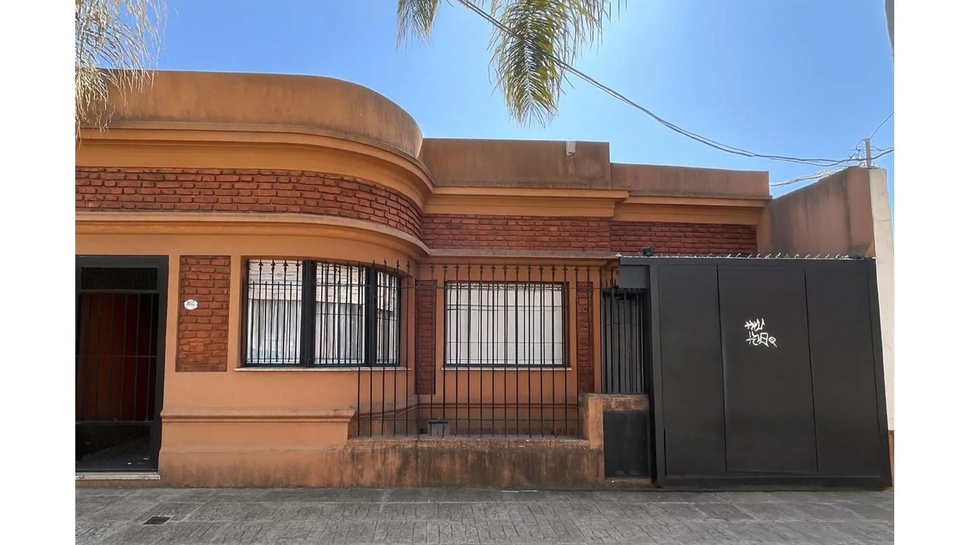 CASA AMERICANA EN EXCELENTE ZONA