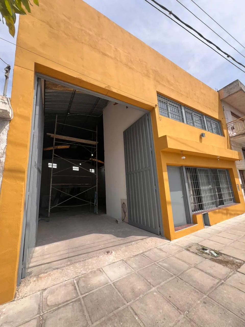 GALPON b GRAL. BUSTOS-  ZONA COMERCIAL CON OFICINAS BAÑO Y ENTRADA PARA CAMIONES