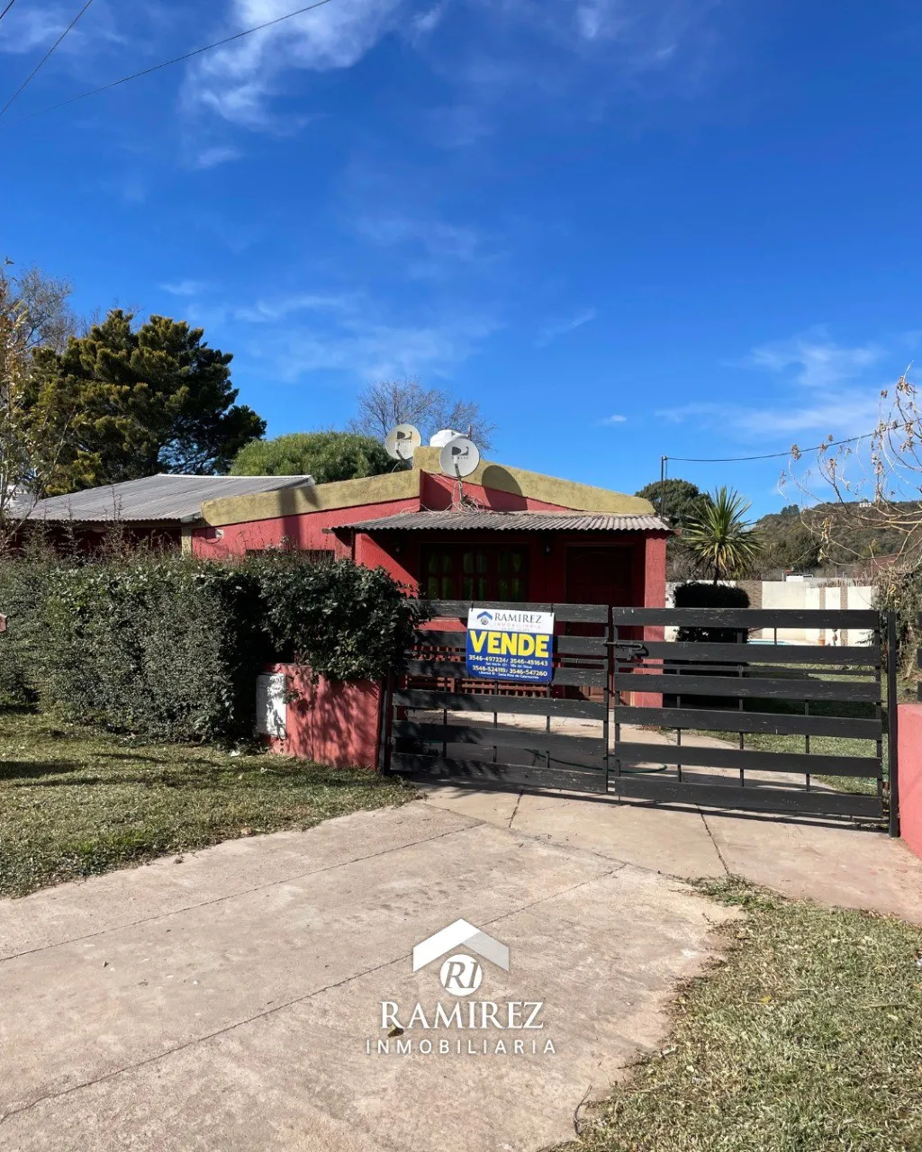 SE VENDE CASA CON DEPARTAMENTO EN VILLA DEL DIQUE - BARRIO CENTRO (CA165)