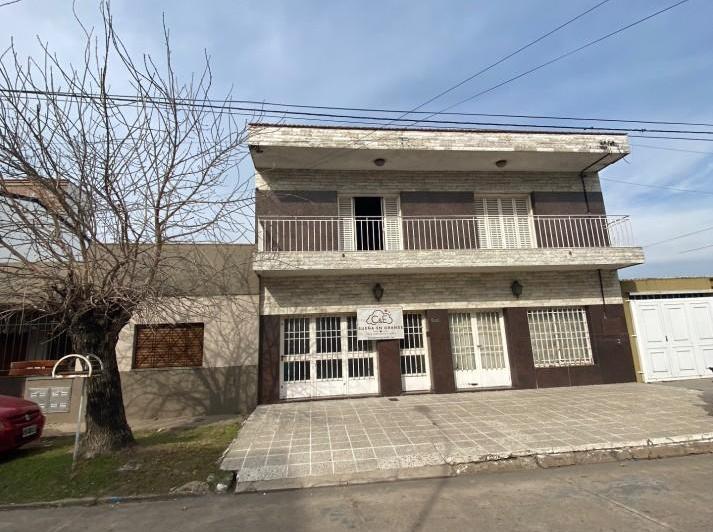 Casa · 241m² · 5 Ambientes · 2 Cocheras