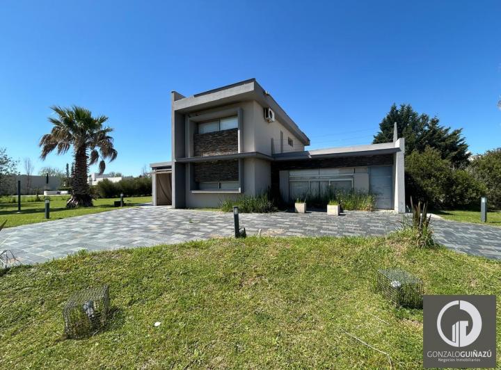 Casa · 1500m² · 10 Ambientes · 1 Cochera