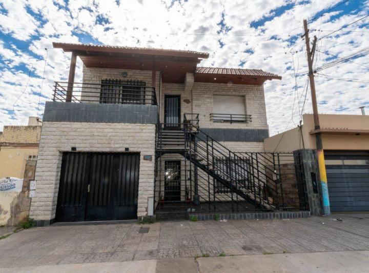 Casa · 101m² · 6 Ambientes · 1 Cochera