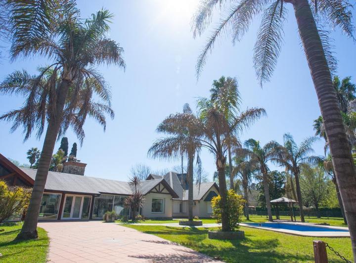 Casa · 450m² · 6 Ambientes · 2 Cocheras