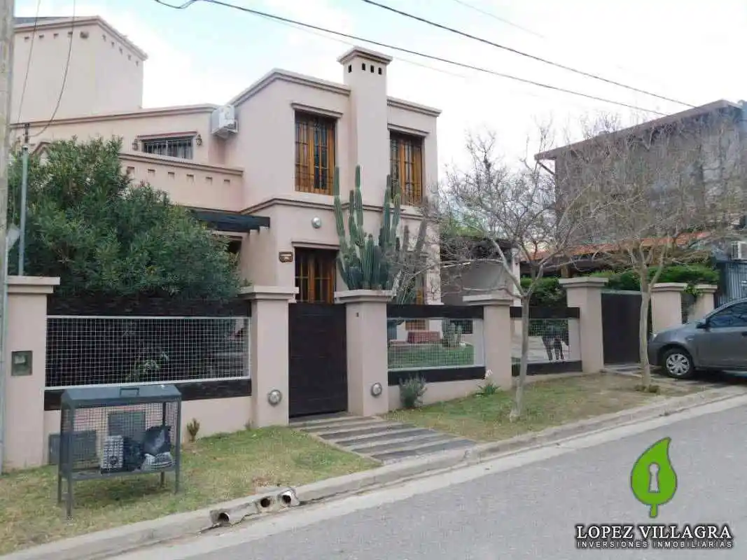 Casa en Venta Tres Dor. Pileta etc. en Villa Carlos Paz a 30 Mtrs. del Rio.