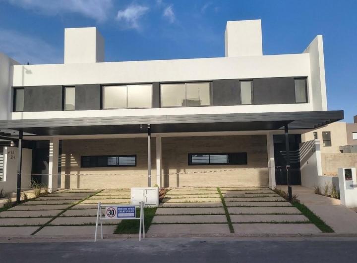 Casa · 160m² · 9 Ambientes · 2 Cocheras