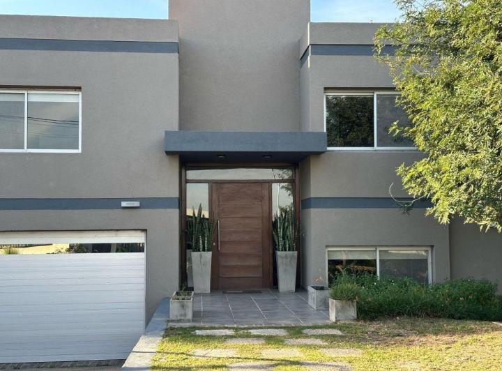 Casa · 650m² · 10 Ambientes · 2 Cocheras