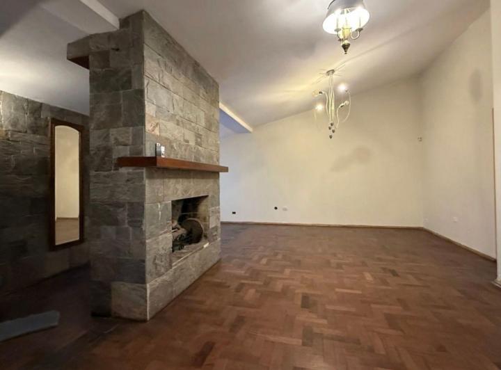 Casa · 168m² · 8 Ambientes · 1 Cochera