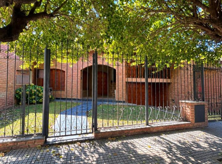 Casa · 223m² · 5 Ambientes · 1 Cochera