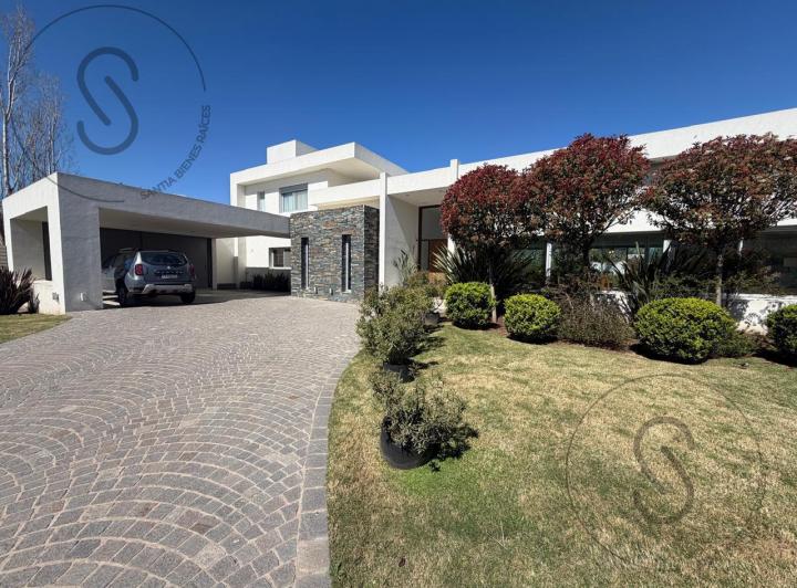 Casa · 593m² · 5 Ambientes · 2 Cocheras