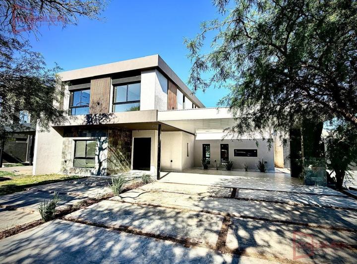 Casa · 350m² · 10 Ambientes · 2 Cocheras