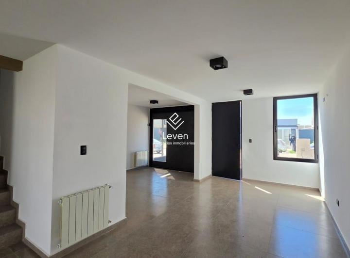 Casa · 130m² · 4 Ambientes · 2 Cocheras