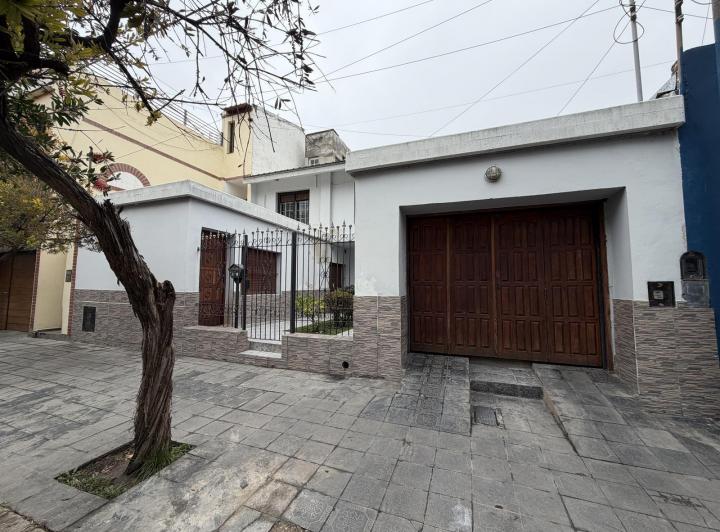 Casa · 220m² · 8 Ambientes