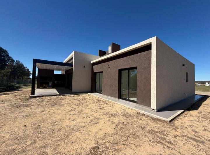Casa · 170m² · 4 Ambientes · 2 Cocheras