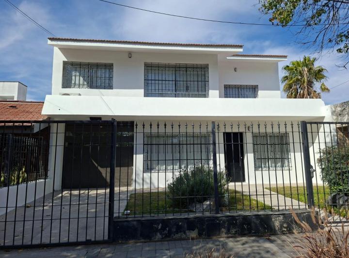 Casa · 220m² · 4 Ambientes · 3 Cocheras