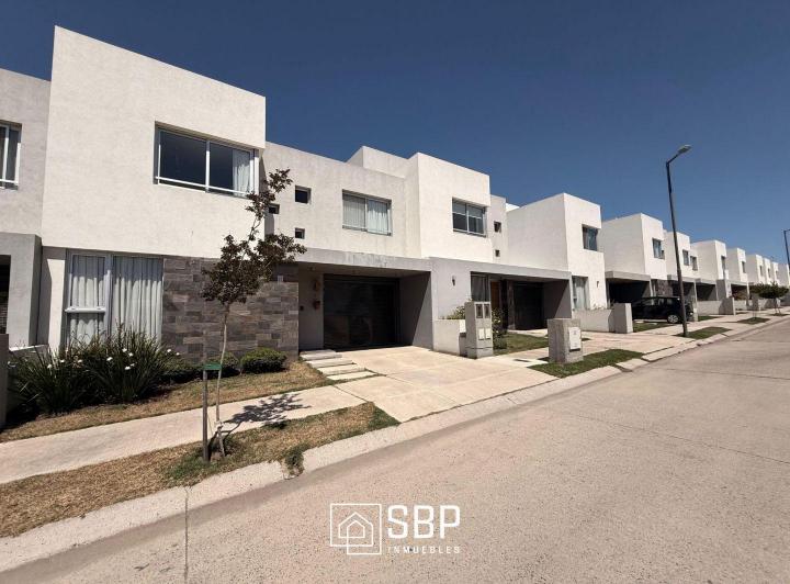Casa · 129m² · 4 Ambientes · 2 Cocheras