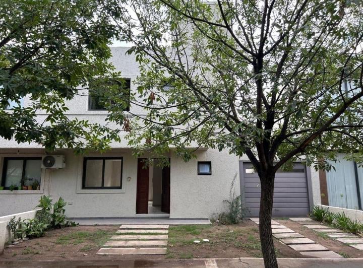 Casa · 160m² · 6 Ambientes · 1 Cochera