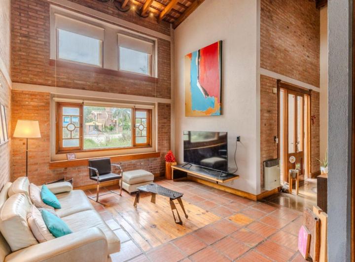 Casa · 243m² · 7 Ambientes · 1 Cochera