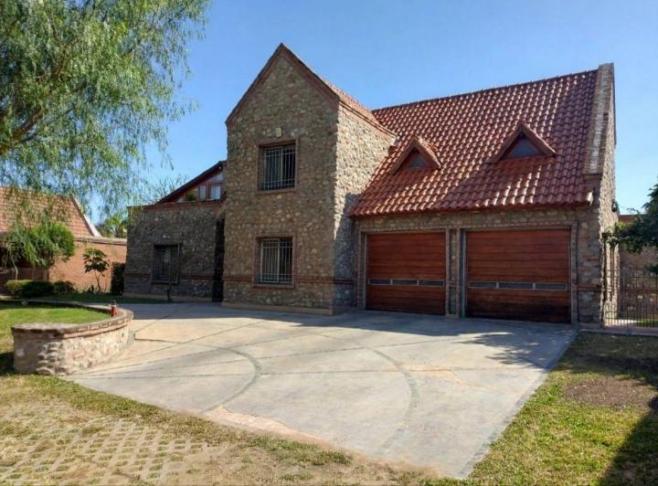 Casa · 400m² · 8 Ambientes · 1 Cochera