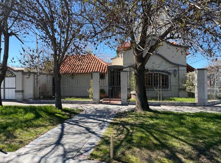 Casa · 225m² · 8 Ambientes · 2 Cocheras
