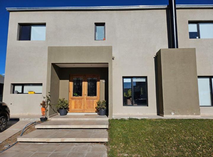 Casa · 291m² · 8 Ambientes · 1 Cochera