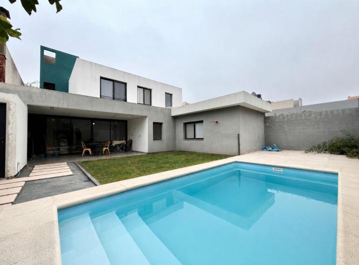 Casa · 223m² · 6 Ambientes · 2 Cocheras