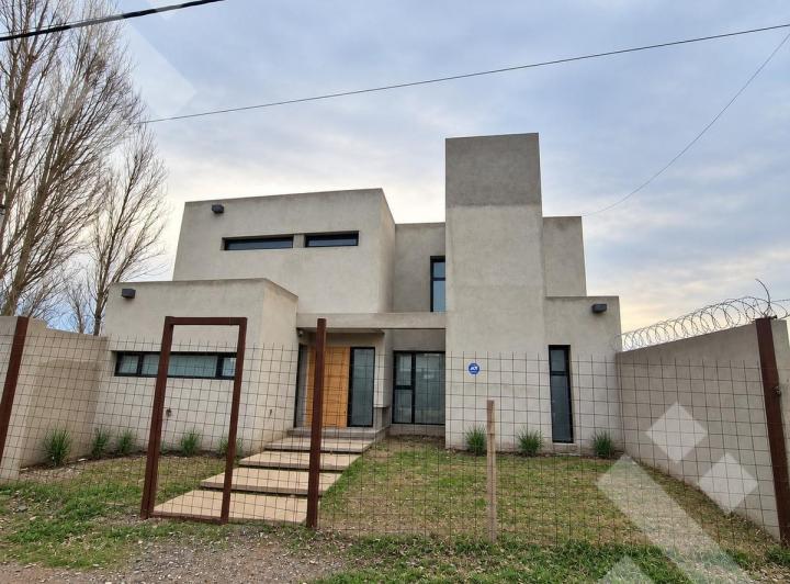 Casa · 178m² · 2 Dormitorios