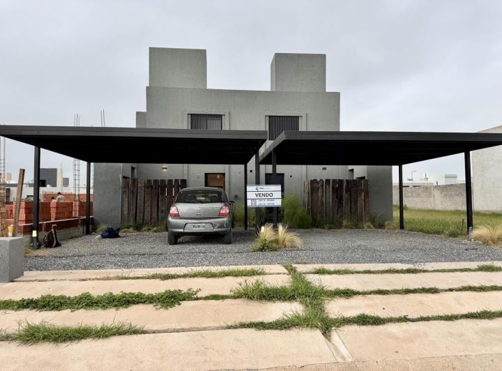 Casa · 85m² · 4 Ambientes · 2 Cocheras