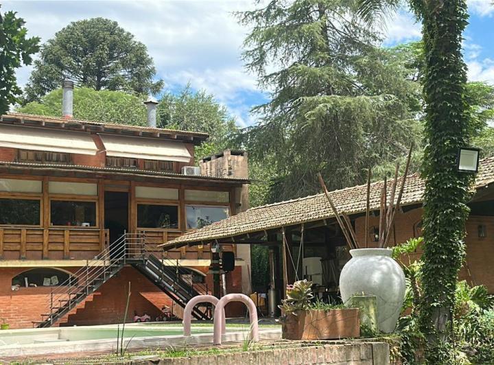 Casa · 445m² · 4 Dormitorios · 4 Cocheras