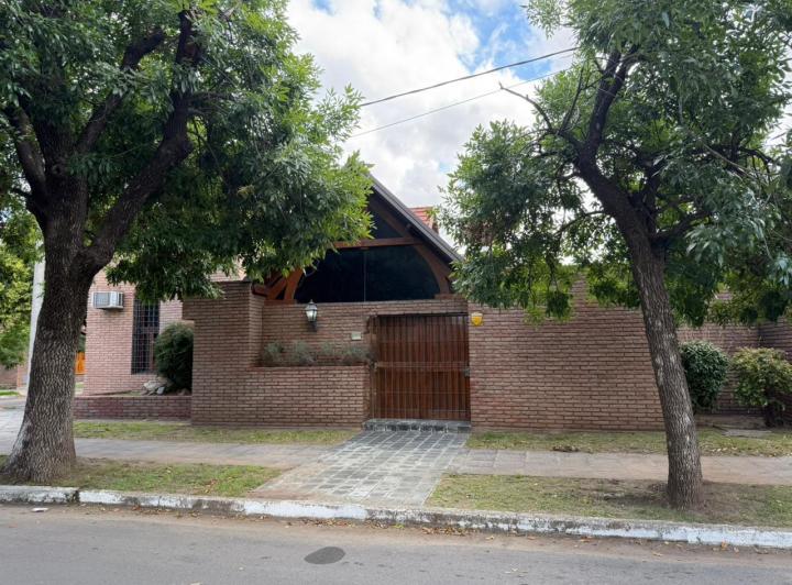 Casa · 290m² · 6 Ambientes · 3 Cocheras