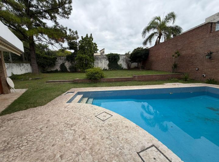 Casa · 275m² · 6 Ambientes · 3 Cocheras