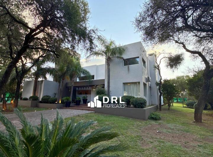 Casa · 400m² · 3 Dormitorios · 4 Cocheras