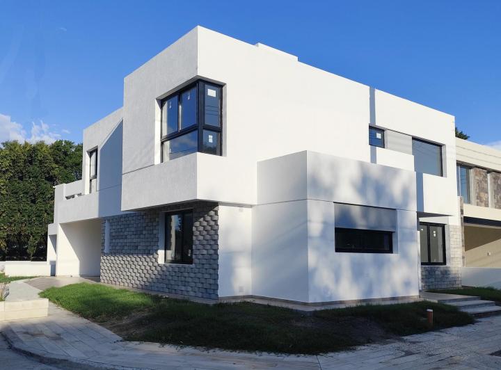 Casa · 255m² · 4 Ambientes · 2 Cocheras