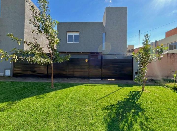 Casa · 155m² · 4 Ambientes · 2 Cocheras