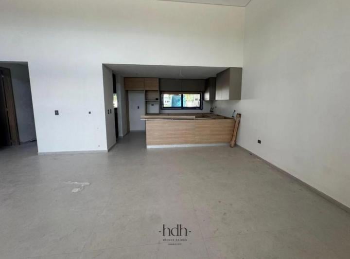 Casa · 230m² · 5 Ambientes · 2 Cocheras