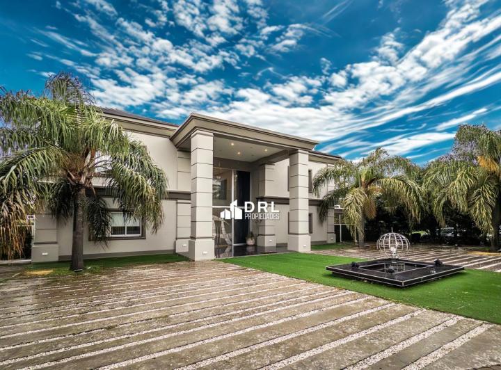 Casa · 1050m² · 5 Ambientes · 4 Cocheras