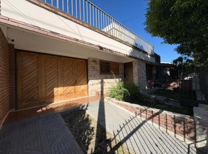 Casa · 203m² · 6 Ambientes · 3 Cocheras