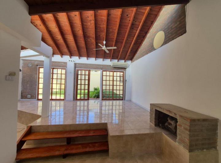 Casa · 130m² · 4 Ambientes · 2 Cocheras