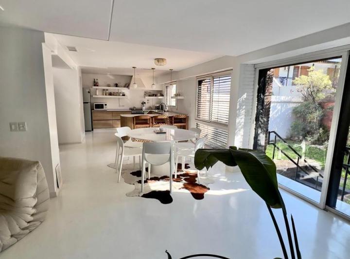 Casa · 350m² · 5 Ambientes · 4 Cocheras