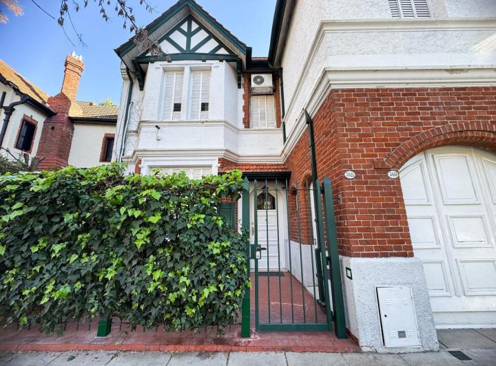 Casa · 216m² · 6 Ambientes · 1 Cochera