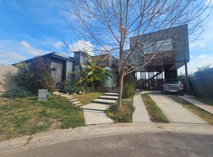Casa · 254m² · 4 Dormitorios · 2 Cocheras