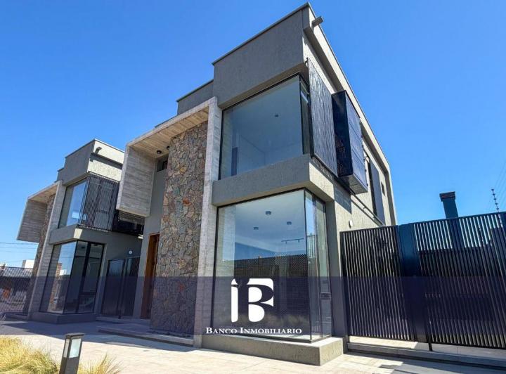 Casa · 112m² · 4 Ambientes · 2 Cocheras