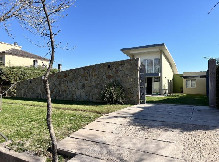 Casa · 183m² · 4 Dormitorios · 2 Cocheras