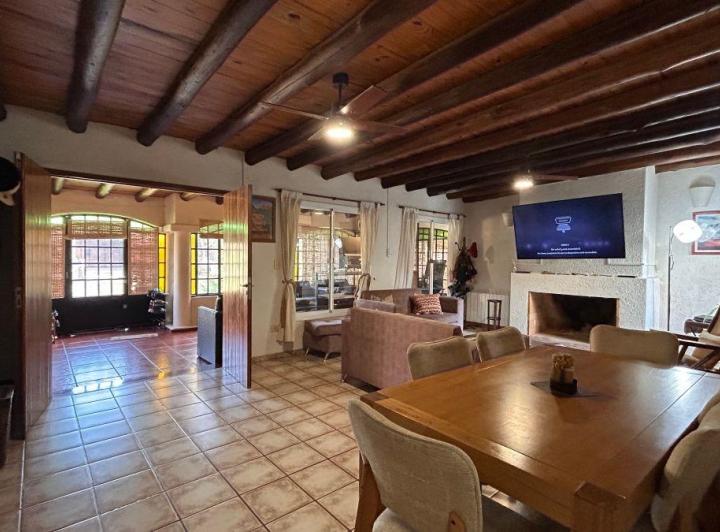 Casa · 239m² · 7 Ambientes · 2 Cocheras